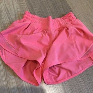low rise 2.5 lululemon hotty hots size 2 raspberry and cream shorts.